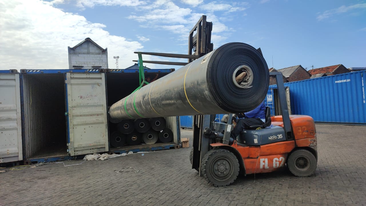 Moving Geomebrane to Kabaena